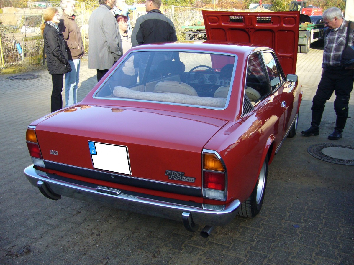 Heckansicht eines Fiat 124 Coupe 1800. 1972 - 1976. Oldtimertreffen Industriemuseum Ennepetal am 01.11.2015.