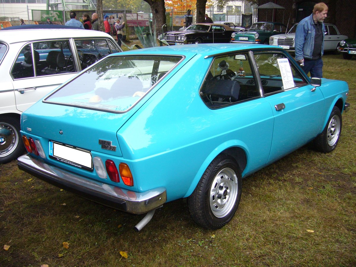 Heckansicht eines Fiat 128 3P Berlinetta 1300. 1975 - 1979. Das 3P steht übrigens für tre porte = 3 Türen. Oldtimertreffen an der Niebu(h)rg in Oberhausen am 23.10.2016.
