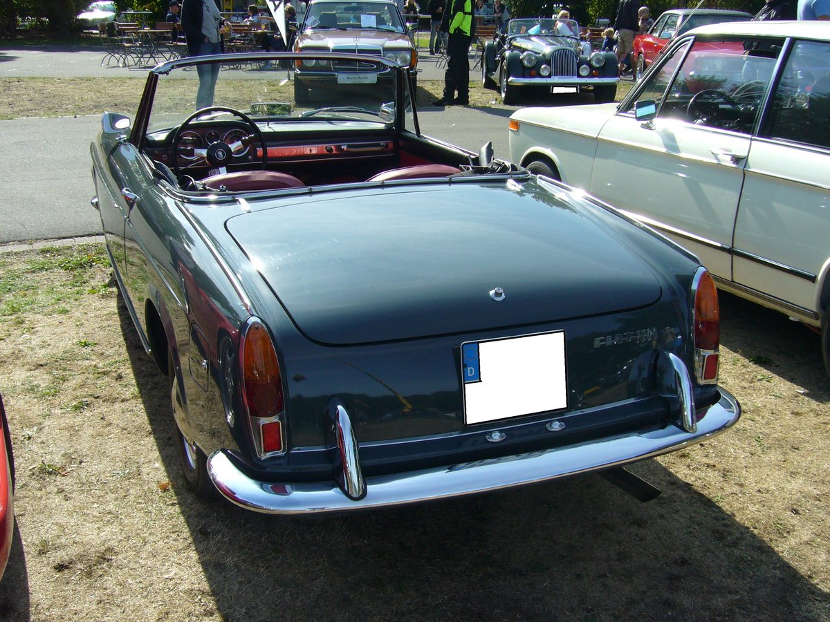 Heckansicht eines Fiat 1500 Spider. 1963 - 1966. Oldtimertreffen Duisburg-Wedau am 26.08.2018.
