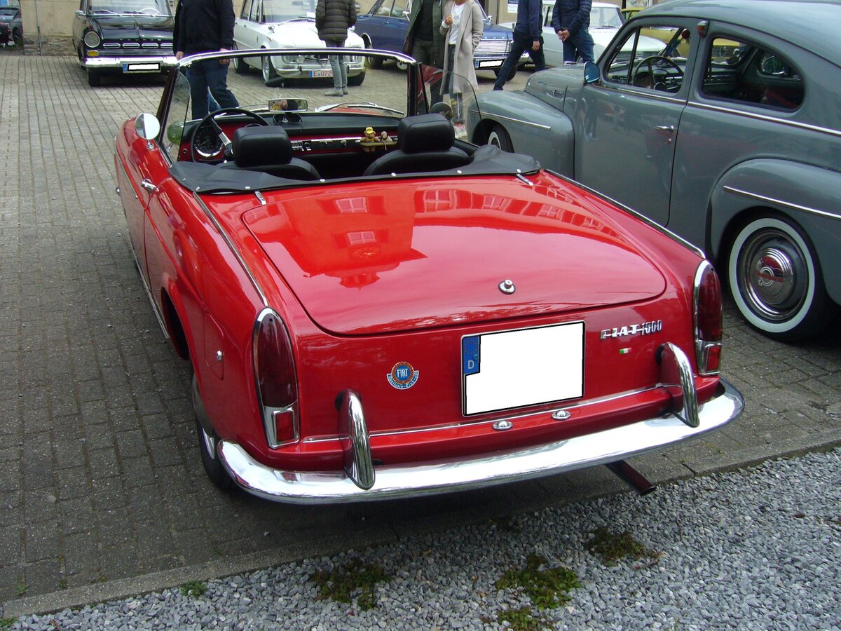 Heckansicht eines Fiat 1500 Spider, gebaut von 1963 bis 1966. Oldtimertreffen des AMC Essen-Kettwig am 01.05.2022.