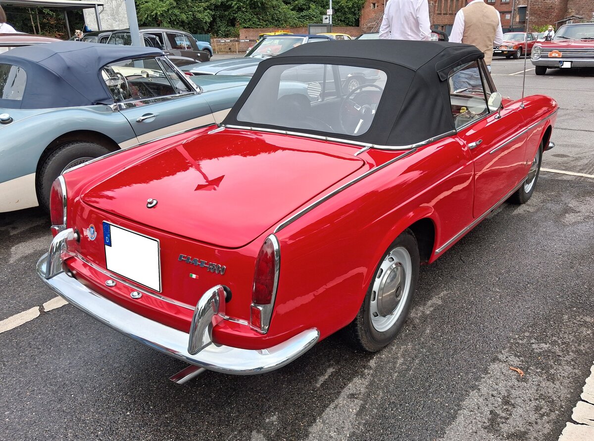 Heckansicht eines Fiat 1500 Spider im Farbton rosso corsa aus dem Jahr 1965. 13. Saarner Oldtimer-Cup am 30.08.2026 in M�lheim an der Ruhr/Saarn.