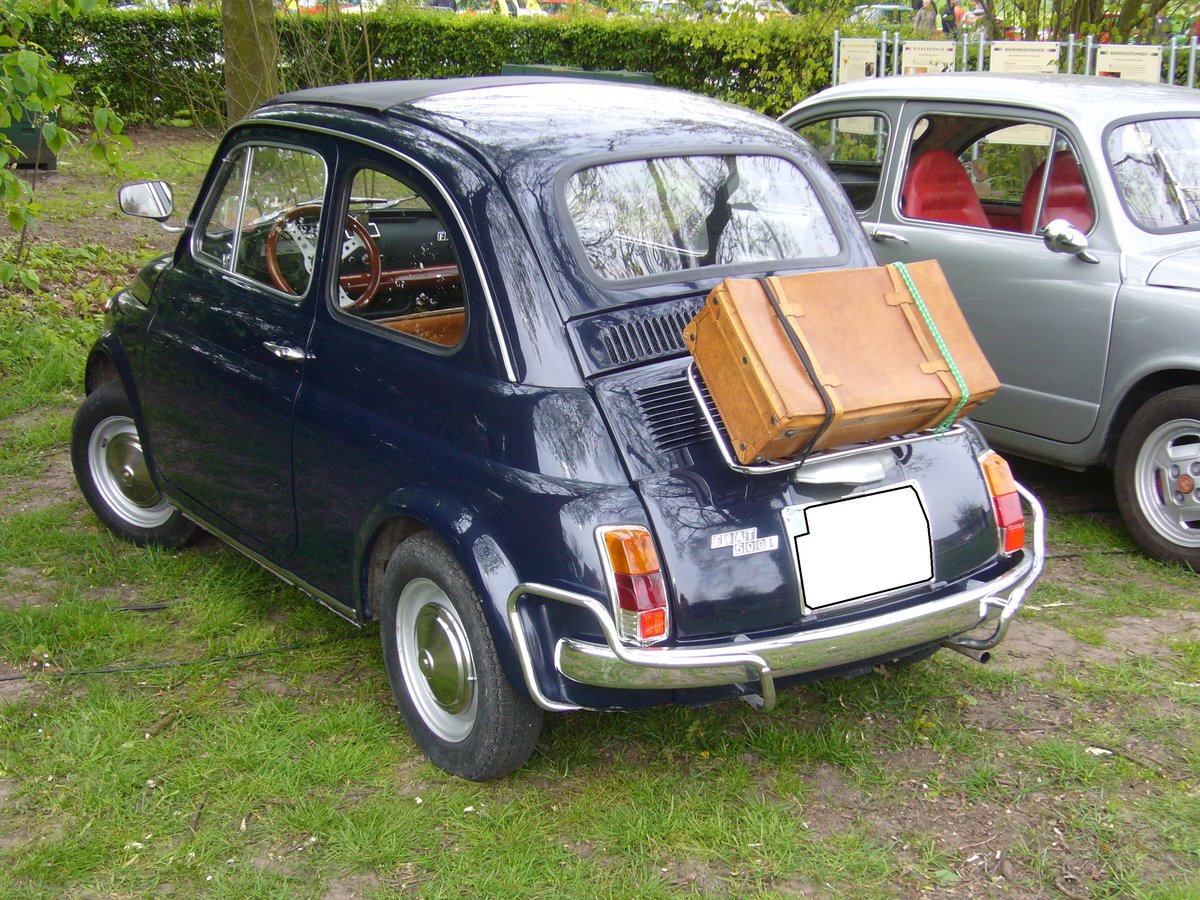 Heckansicht eines Fiat 500 R aus dem Modelljahr 1974. Oldtimertreffen Hörstel-Riesenbeck am
01.05.2017.