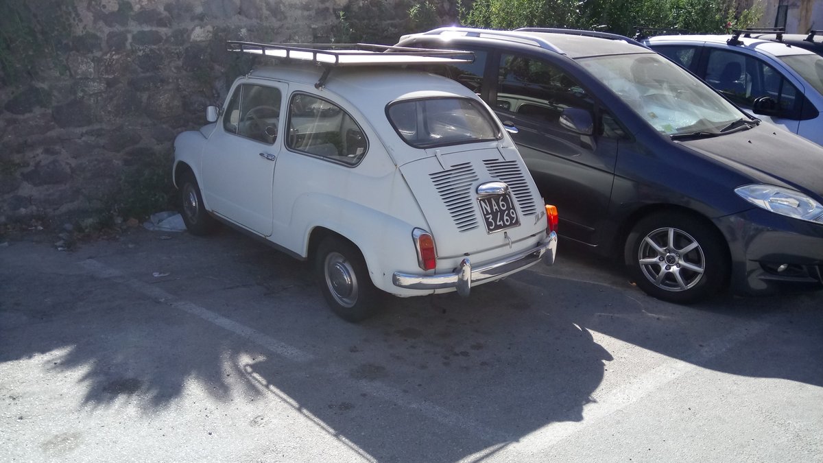 Heckansicht eines Fiat 600D mit einem alten italienischen Kennzeichen aus der Provinz Napoli/Kampanien. Ischia-Ponte am 11.08.2017.