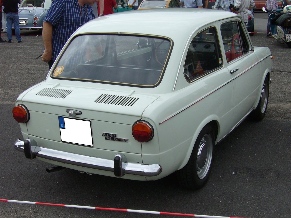 Heckansicht eines Fiat 850 Special, 1964 - 1975. Kleinwagentreffen Krefeld am 31.05.2018.