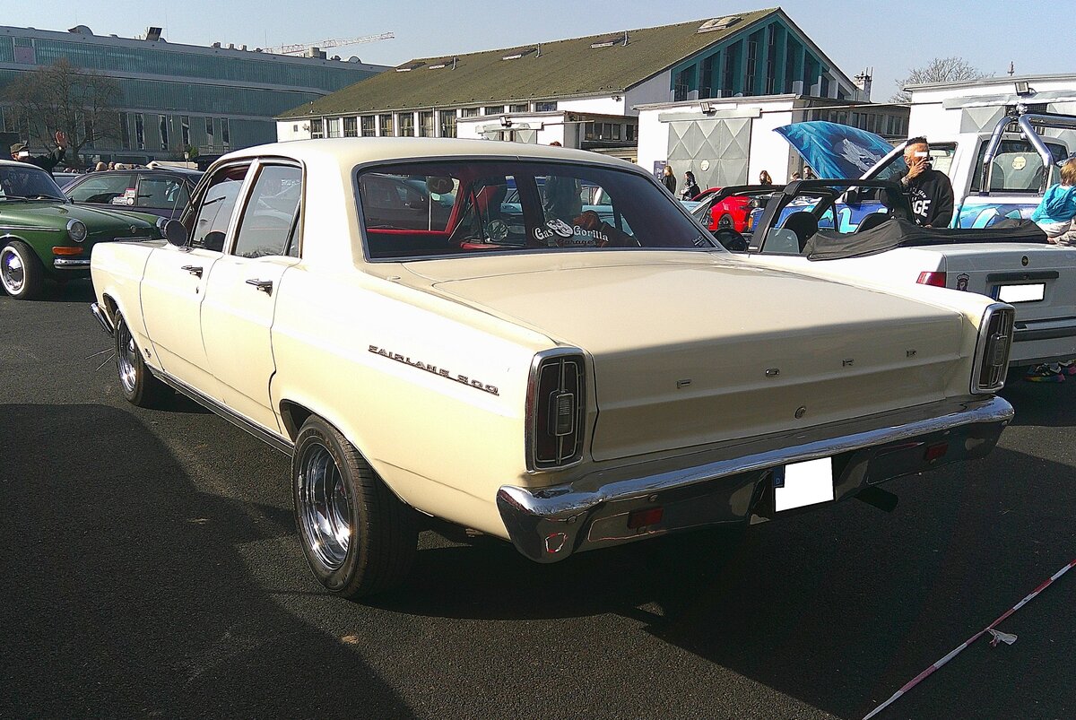 Heckansicht eines Ford Fairlane 500 fourdoor Sedan aus dem Jahr 1966 im Farbton wimbledon white. Oldtimertreffen an Mo´s Bikertreff in Krefeld am 08.03.2026.