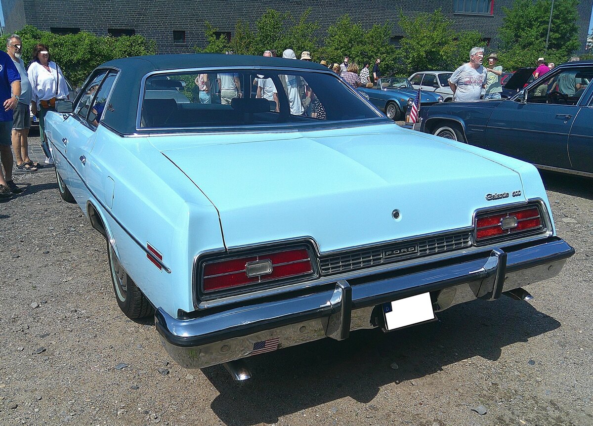 Heckansicht eines Ford Galaxie 500 Sedan im Farbton wind blue aus dem Jahr 1974. 18. Oldtimerfestival an der  Alten Dreherei  in M�lheim an der Ruhr am 21.06.2026. 