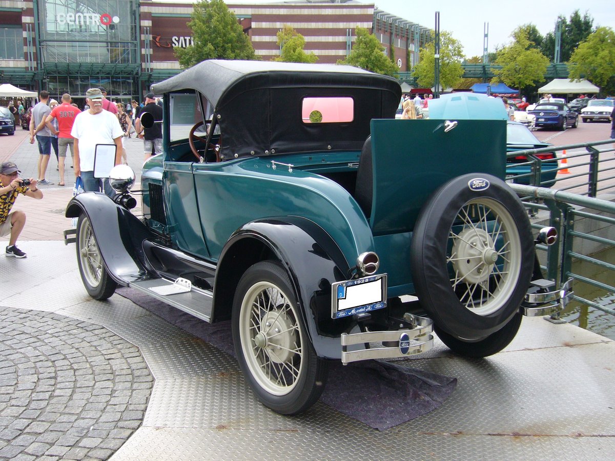 Heckansicht eines Ford Model A Roadster Standard aus dem Modelljahr 1928. Man kann sehr schön die geöffnete Klappe des  Schwiegermuttersitzes  erkennen. 15. US-Cartreffen am 28.07.2018 am CentroO.