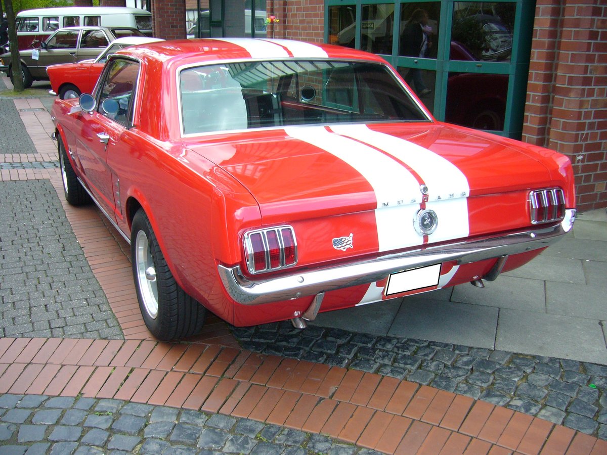 Heckansicht eines Ford Mustang 1 Hardtop Coupe aus dem Modelljahr 1966. Der Wagen ist im Farbton candy apple red lackiert. Ibbenbüren brummt, am 22.04.2017.