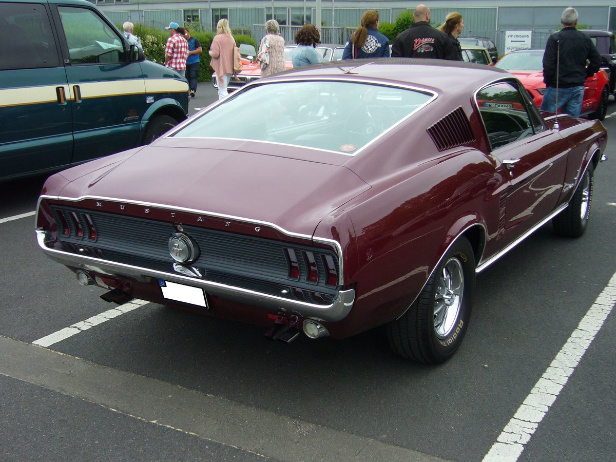 Heckansicht eines Ford Mustang 1 Fastback Coupe des Modelljahres 1967. Primers Run Krefeld am 10.05.2018.