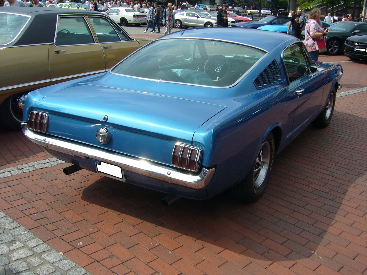 Heckansicht eines Ford Mustang 1 Fastback des Modelljahres 1966. US-Cartreffen CentroO am 21.07.2019.