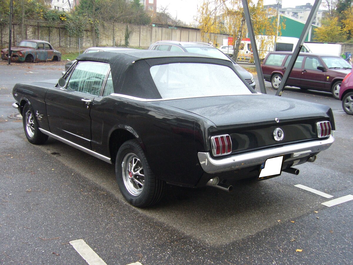 Heckansicht eines Ford Mustang 1 Convertible aus dem Modelljahr 1966. Besucherparkplatz der Düsseldorfer Classic Remise am 23.11.2021.