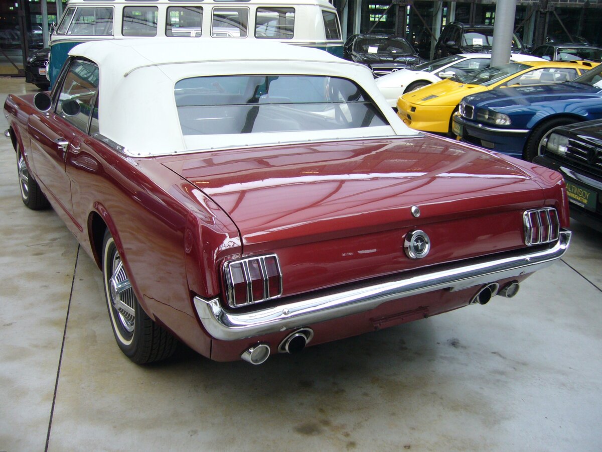 Heckansicht eines Ford Mustang 1 Convertible aus dem Modelljahr 1965. Classic Remise Düsseldorf am 26.05.2022.
