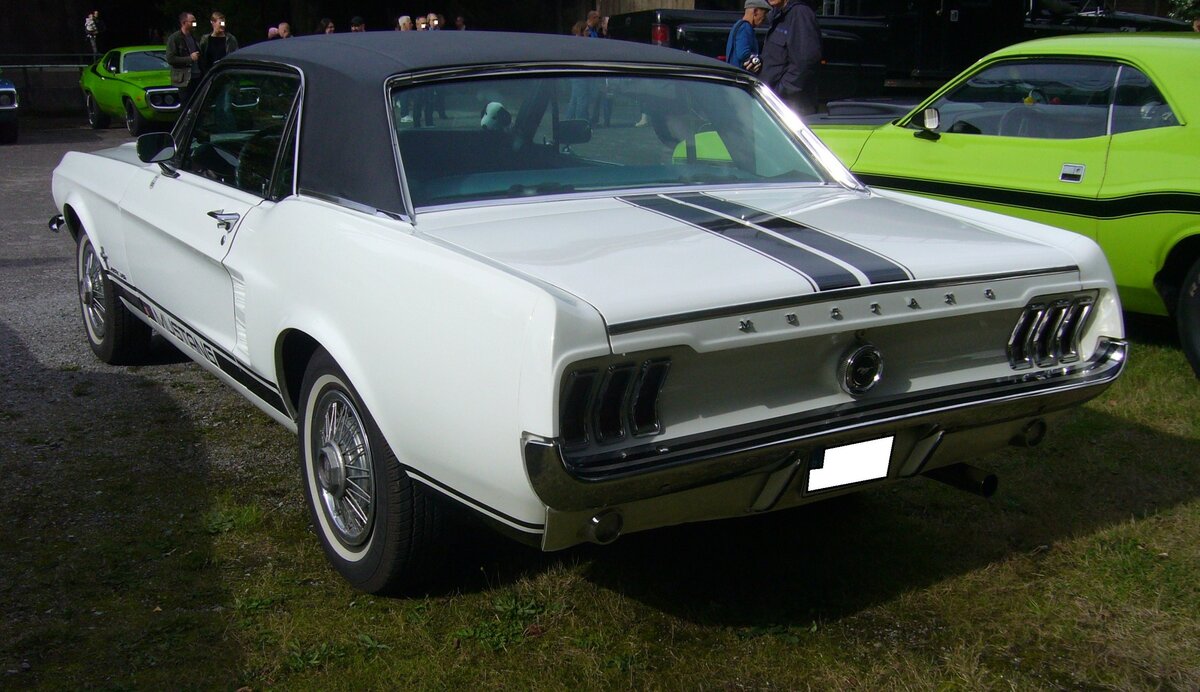Heckansicht eines Ford Mustang 1 Hardtop Coupe des Modelljahres 1968. Altmetall trifft Altmetall im LaPaDu am 02.10.2022.