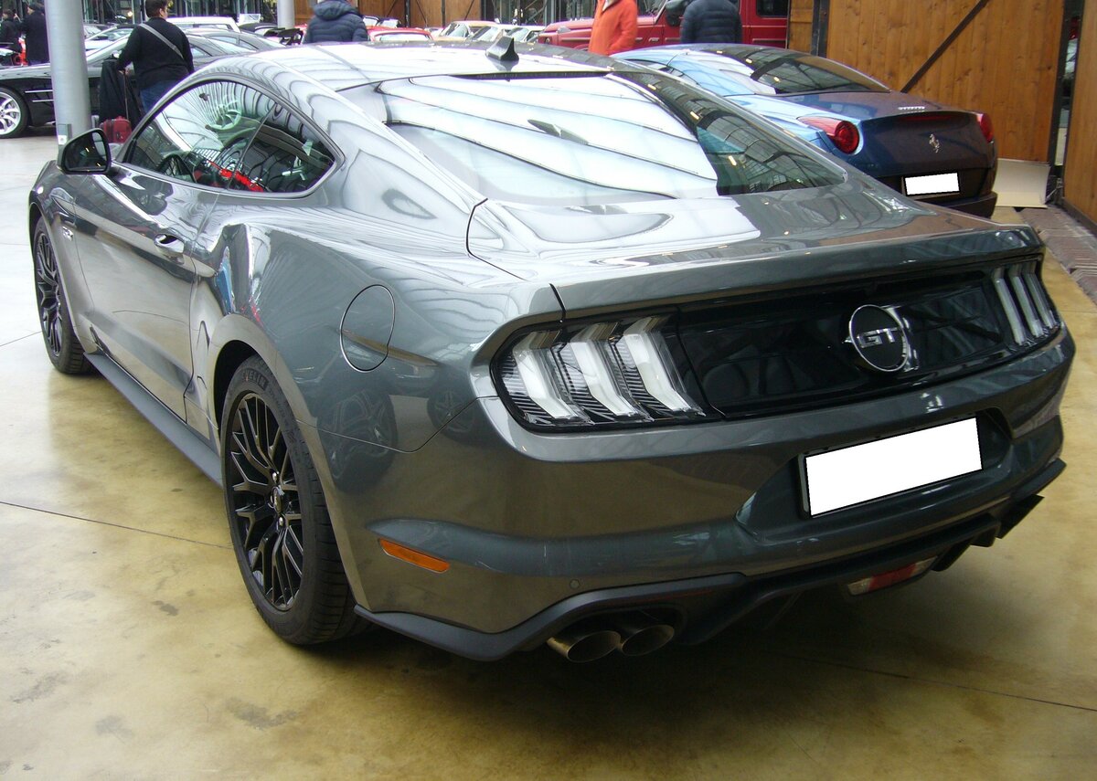 Heckansicht eines Ford Mustang 5.0 Coupe aus dem Jahr 2022. Classic Remise Düsseldorf am 26.02.2024.