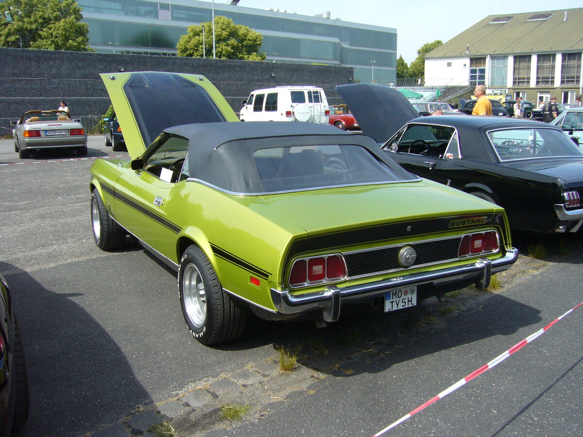 Heckansicht eines Ford Mustang Convertible des Modelljahres 1973. Oldtimertreffen an Mo´s Bikertreff in Krefeld am 27.06.2021.