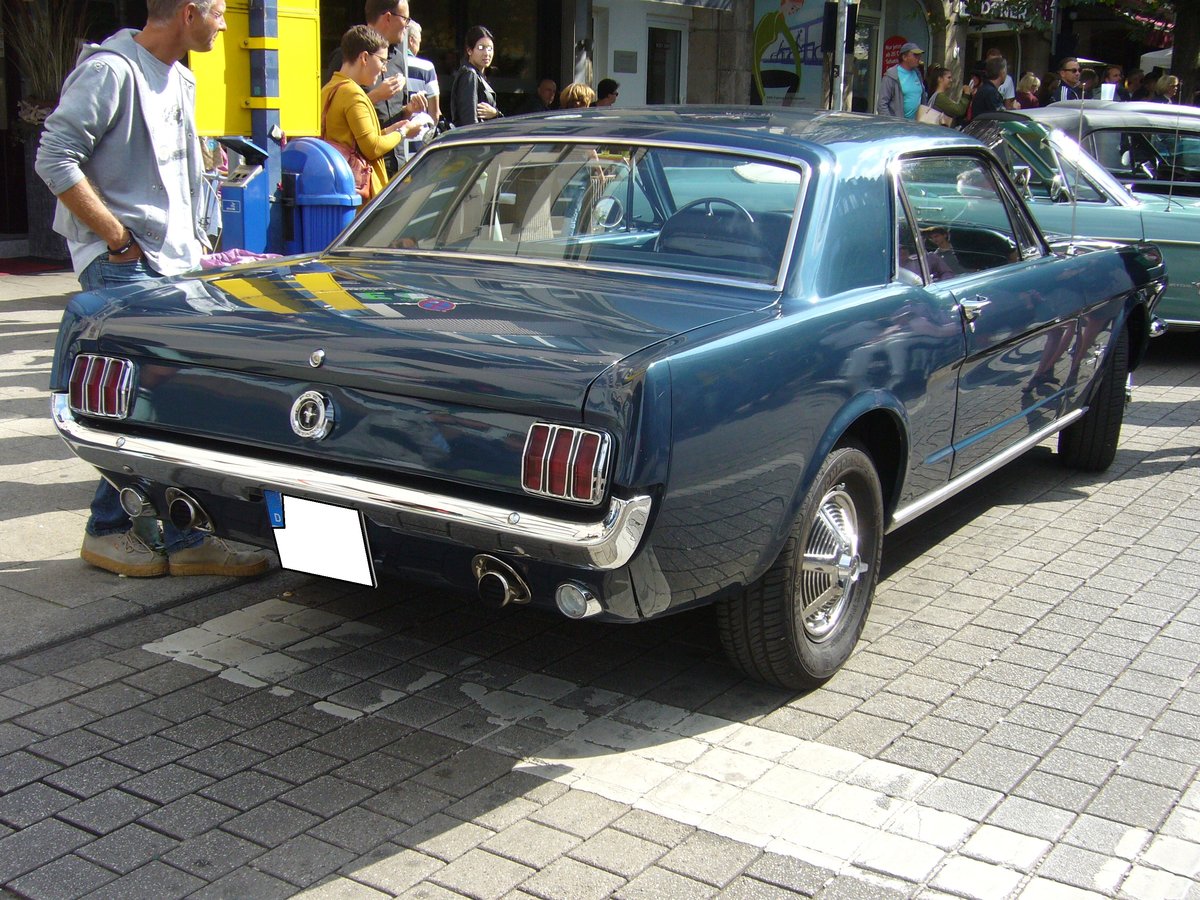 Heckansicht eines Ford Mustang Hardtop Coupe aus dem Modelljahr 1965. 10. Dukes of Downtown am 01.09.2018.