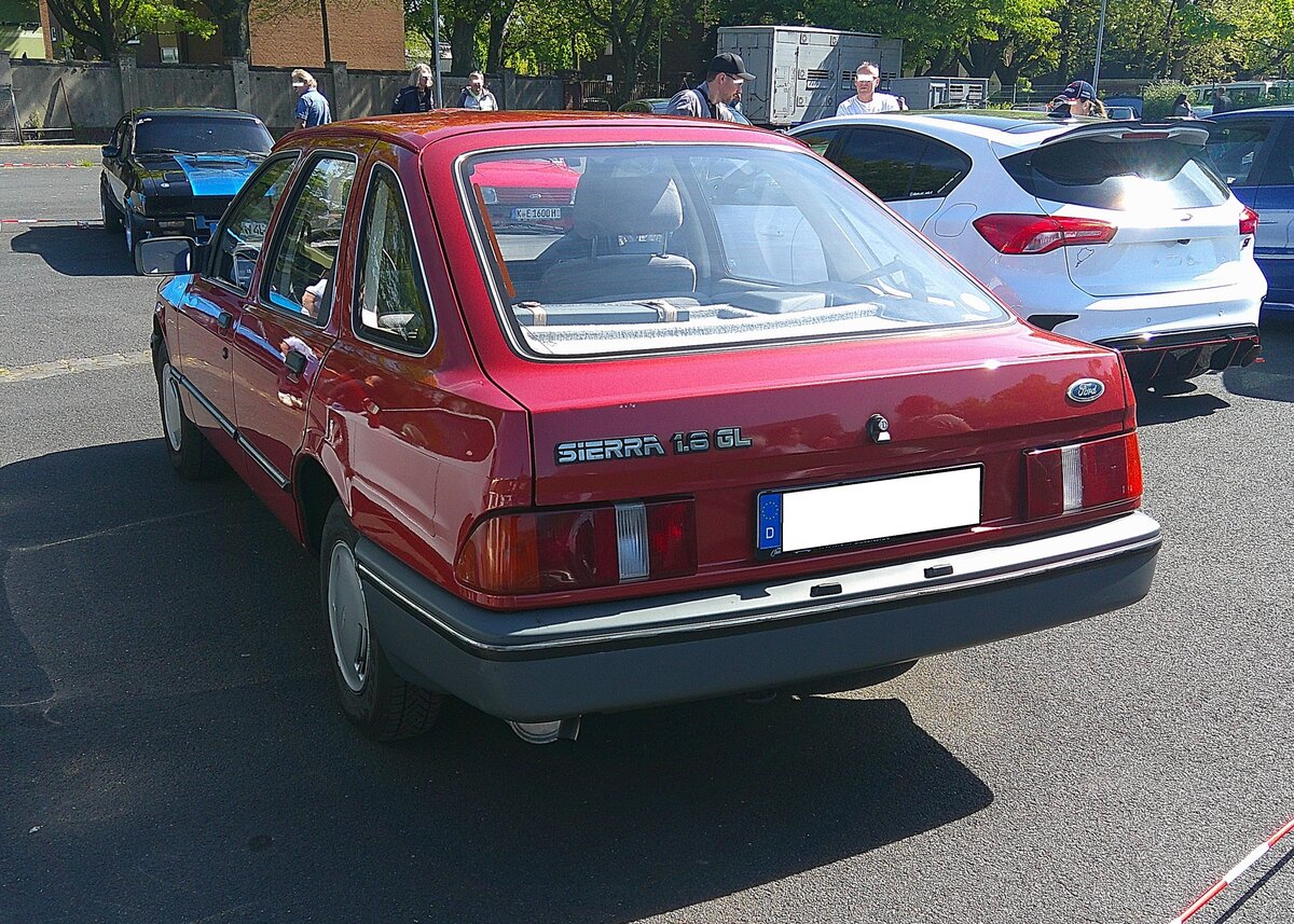 Heckansicht eines Ford Sierra in der Karosserieversion Kombilimousine viertürig. Ford-Treffen am 26.04.2026 an Mo´s Bikertreff in Krefeld.