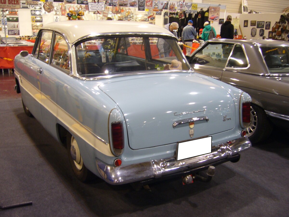 Heckansicht eines Ford Taunus 12M (G13) aus dem letzten Modelljahr 1962. Essen Motorshow am 06.12.2023.