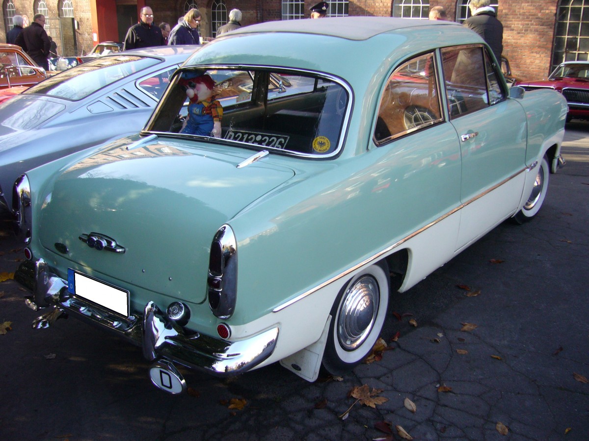 Heckansicht eines Ford Taunus G13 12M. 1952 - 1962. Dieser  Weltkugeltaunus  wurde am 01.11.2015 beim Oldtimertreffen am Industriemuseum Ennepetal abgelichtet.