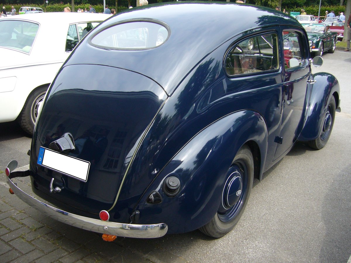 Heckansicht eines Ford Taunus G73A. 1939 - 1941. Oldtimertreffen an der Krefelder Pferderennbahn am 12.06.2016.