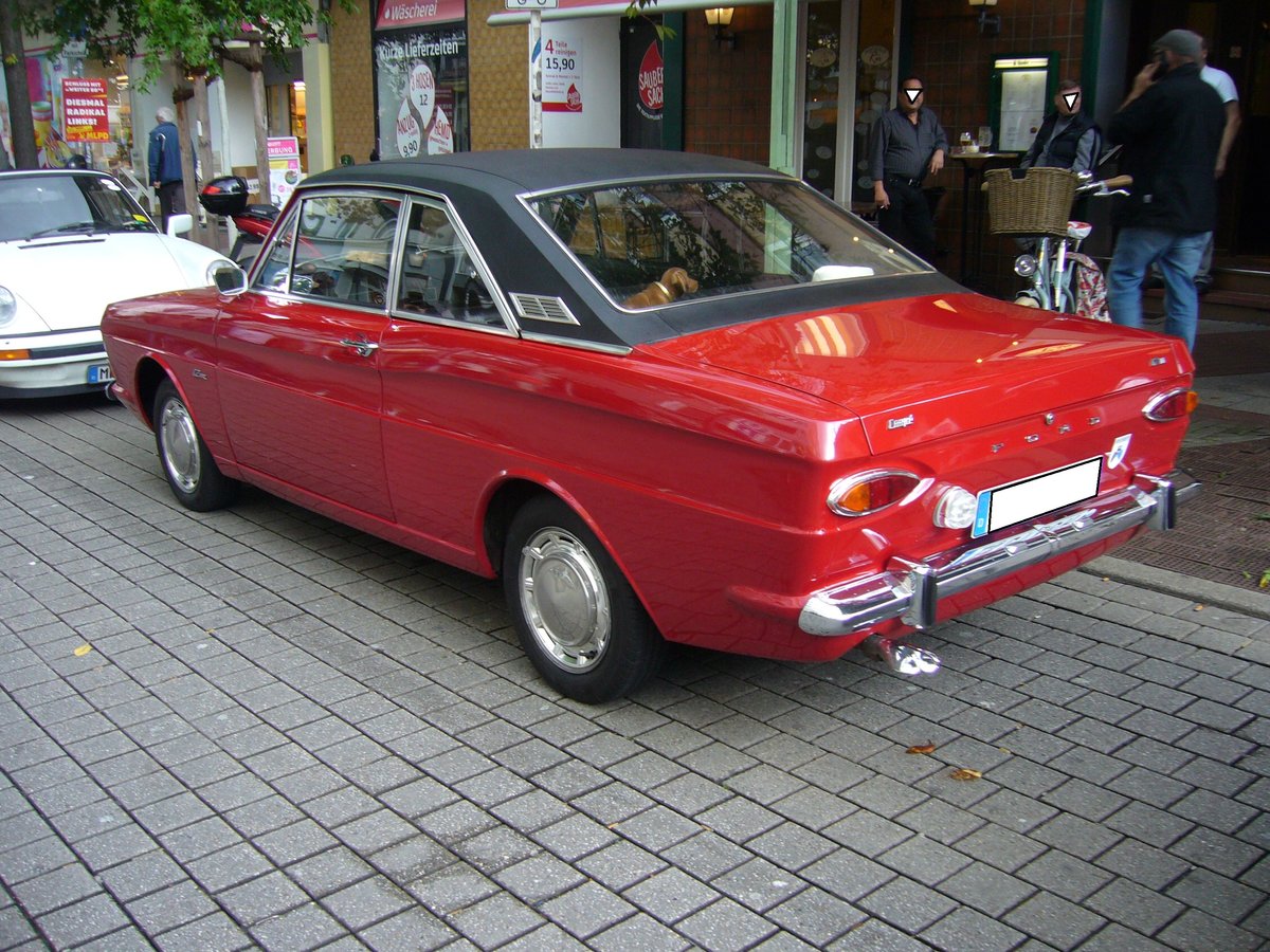 Heckansicht eines Ford Taunus P6 12M Coupe. 1966 - 1970. Dukes of Downtown am 09.09.2017 in Essen-Rüttenscheid.
