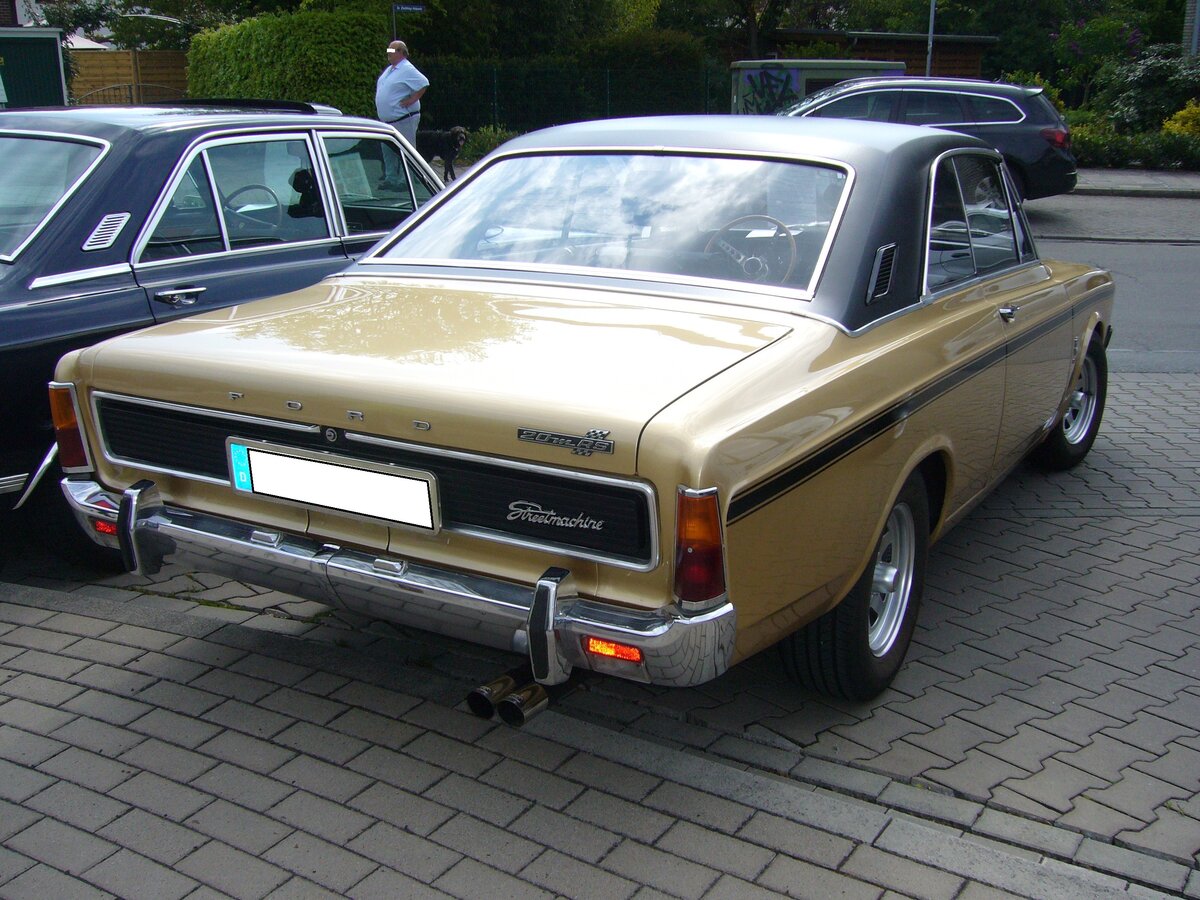 Heckansicht eines Ford (Taunus) P7b 20M RS Hardtop Coupe, gebaut von 1968 bis 1971. Mit diesem Modell zielten die Kölner auf die Konkurrenz aus Rüsselsheim in Form des Commodore Coupe. Für ein solches, sportliches, Coupe in der RS-Ausstattung musste man im Jahr 1968 mindestens DM 10490,00 auf die Theke des Ford Händlers legen. Der V6-Motor leistet 90 PS aus einem Hubraum von 1998 cm³. Glandorf im Mai 2017.