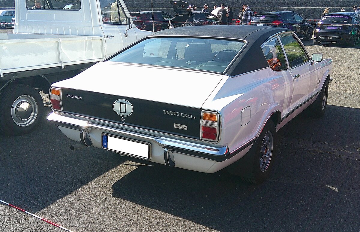 Heckansicht eines Ford Taunus TC Coupe 1.6 im Farbton diamantweiß und der Ausstattungsvariante GXL. Ford-Treffen am 26.04.2026 an Mo´s Bikertreff in Krefeld.