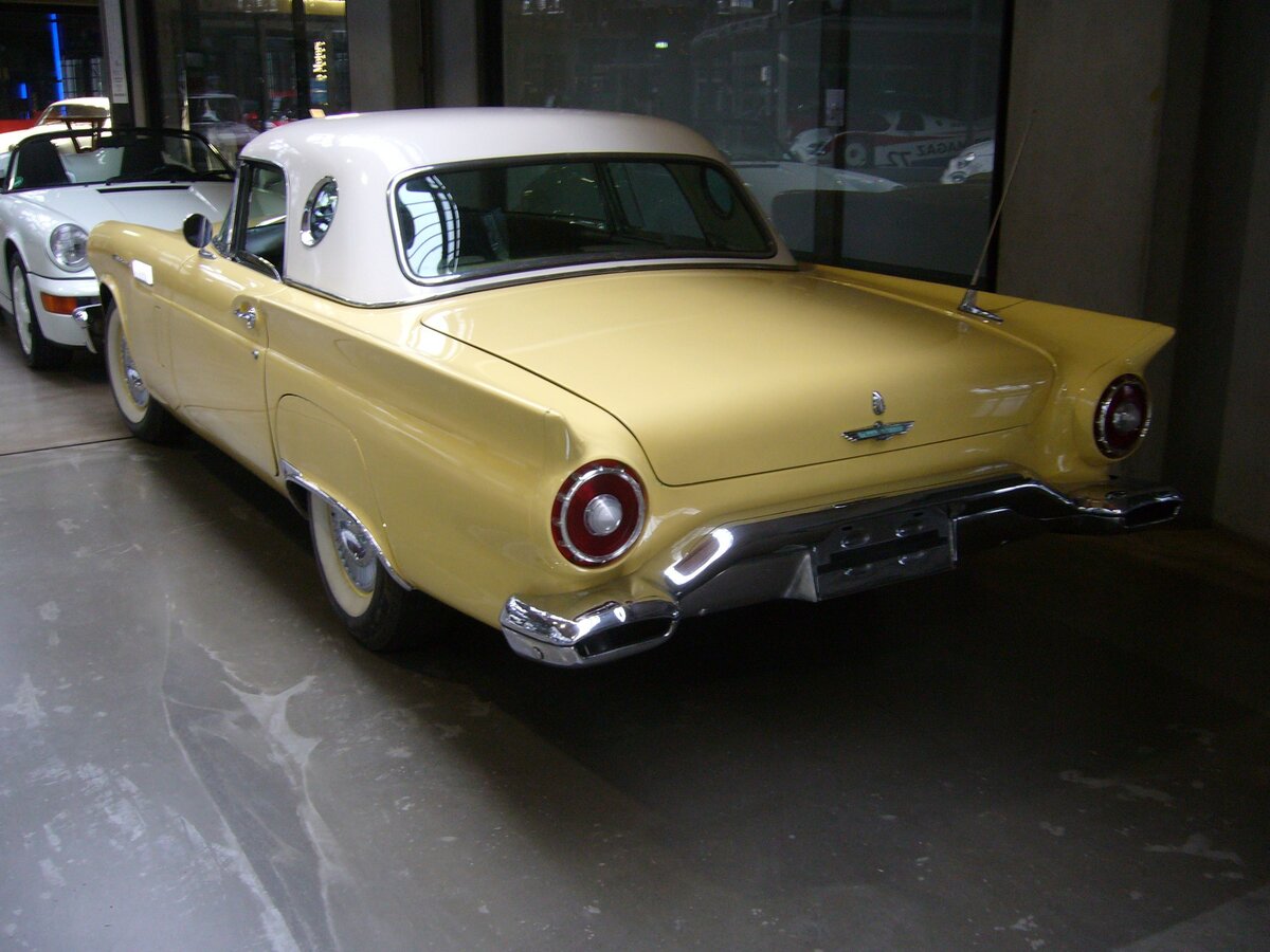 Heckansicht eines Ford Thunderbird des Modelljahres 1957 im Farbton yellow. Classic Remise Düsseldorf am 16.12.2021.