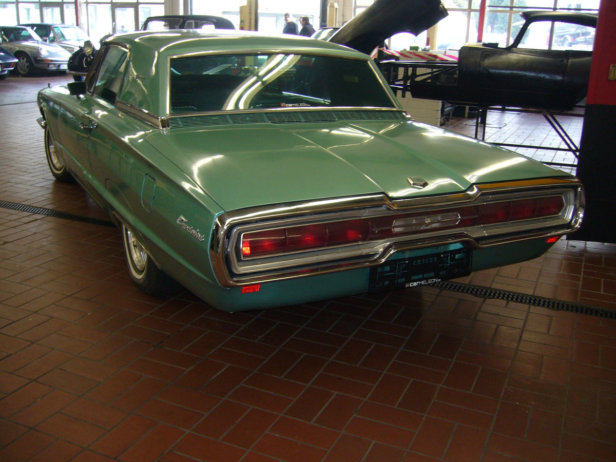 Heckansicht eines Ford Thunderbird Hardtop Coupe des Modelljahres 1966. Neueröffnung eines Essener Oldtimerhändlers am 18.02.2017.