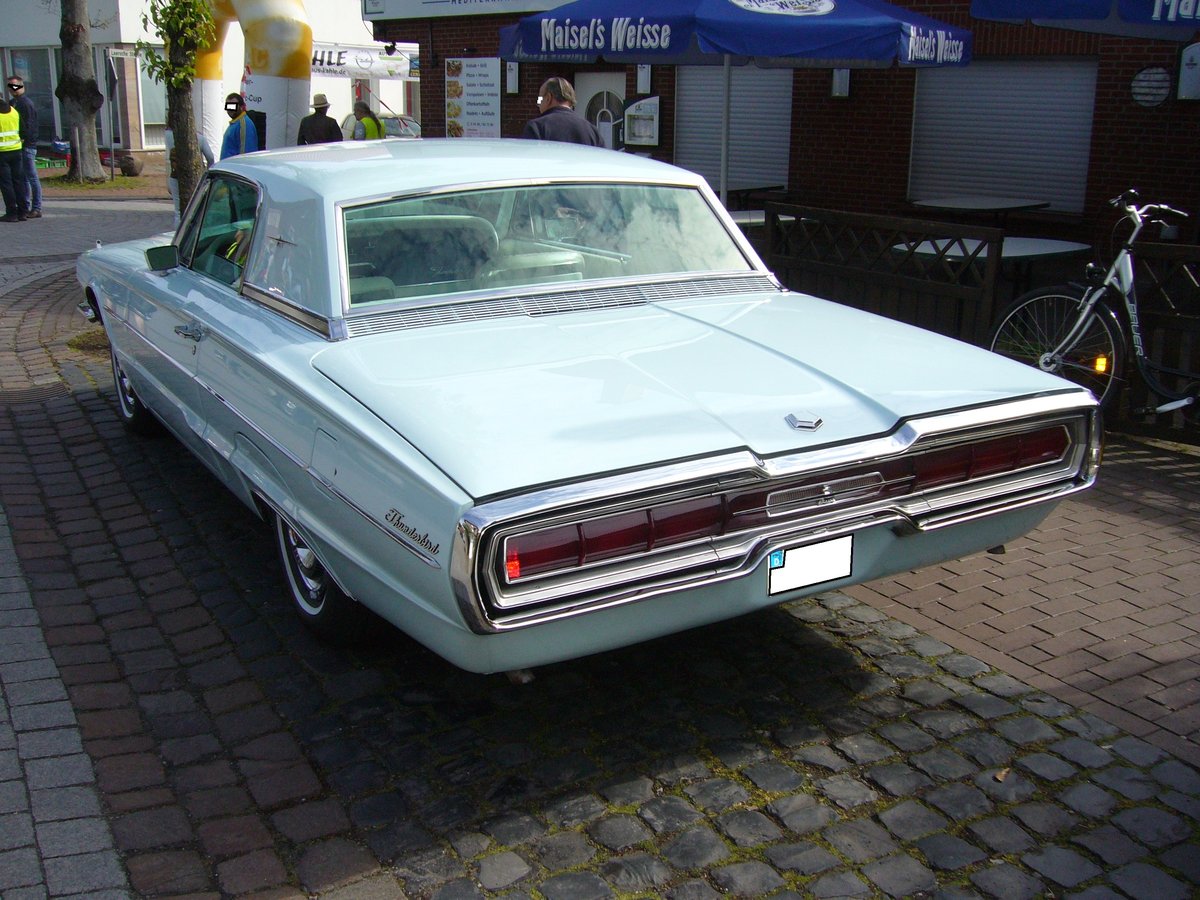 Heckansicht eines Ford Thunderbird Hardtop Coupe des Modelljahres 1966. Oldtimertreffen Glandorf am 14.05.2017.