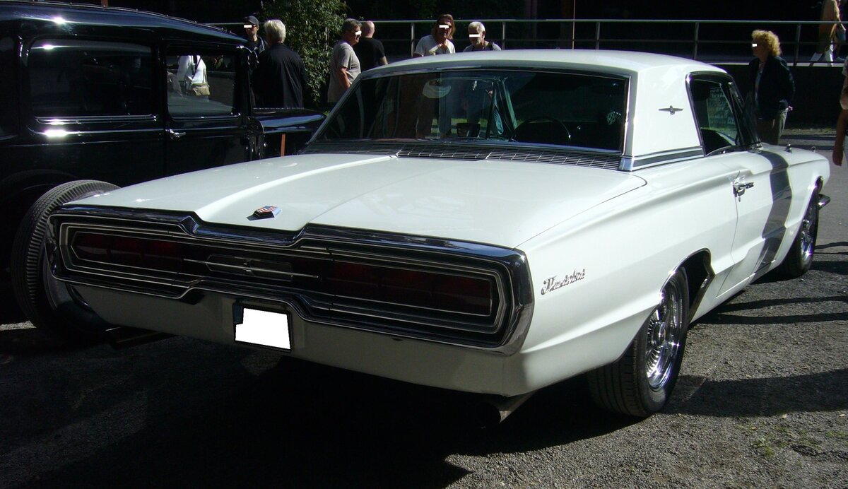 Heckansicht eines Ford Thunderbird Hardtop Coupe des Modelljahres 1966. Altmetall trifft Altmetall am 01.10.2023 im LaPaDu Duisburg.
