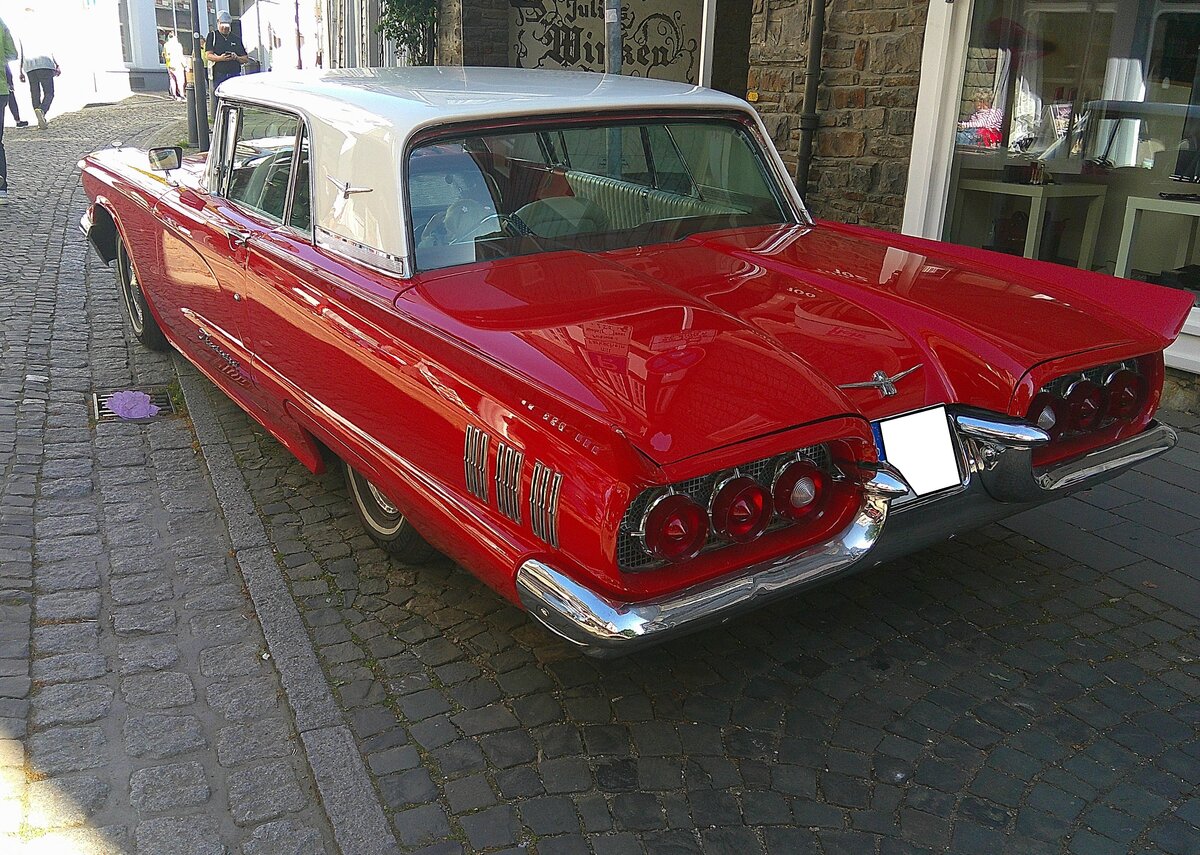 Heckansicht eines Ford Thunderbird Hardtop Coupe im Farbton monte carlo red aus dem Jahr 1960. Oldtimer Fr�hling des AMC Kettwig am 01.05.2026 in Essen Kettwig.