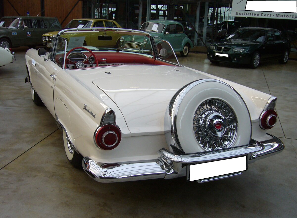 Heckansicht eines Ford Thunderbird Special des Modelljahres 1956 im Farbton colonial white. Classic Remise Düsseldorf am 30.12.2022.