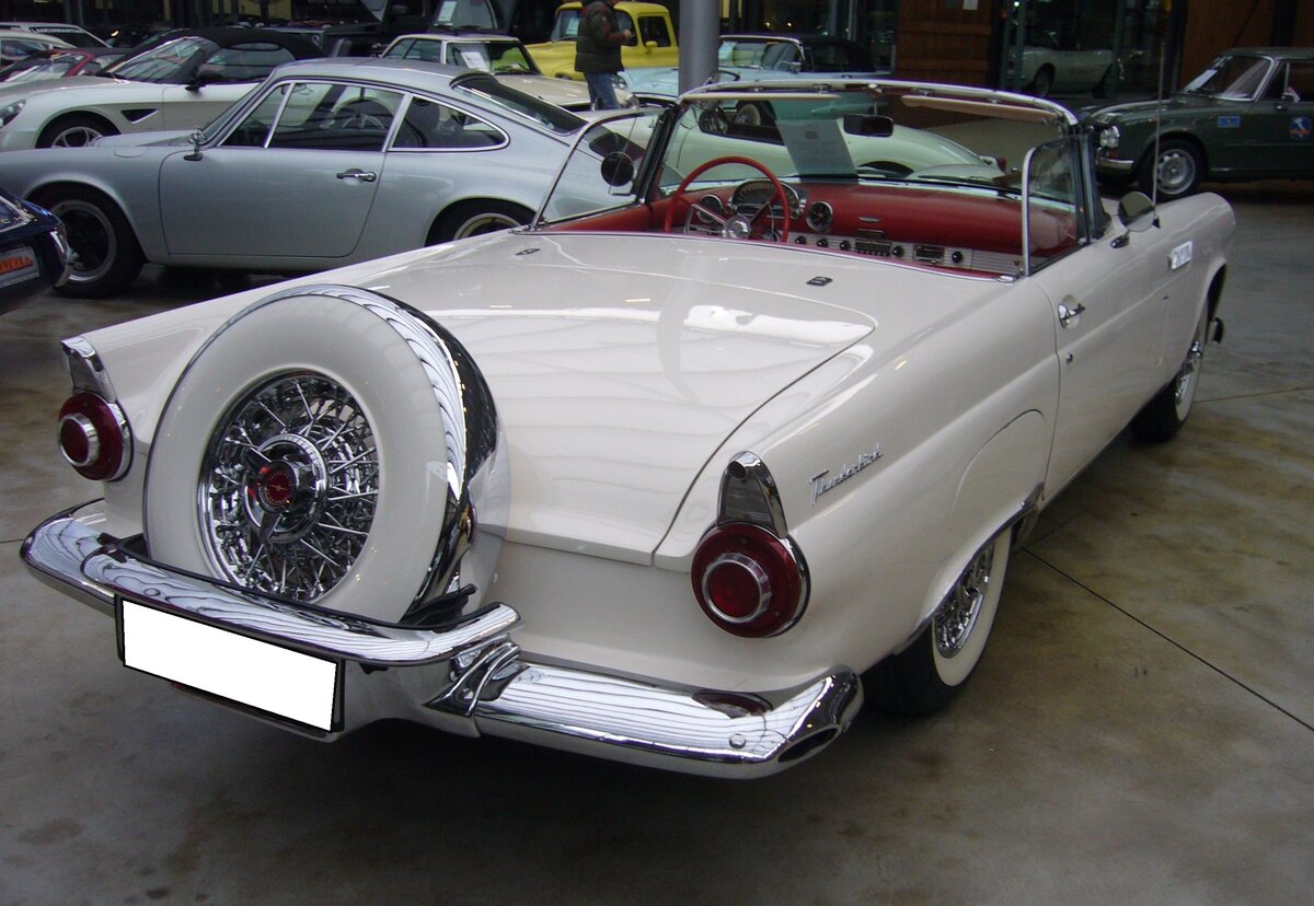 Heckansicht eines Ford Thunderbird Special des Modelljahres 1956 im Farbton colonial white mit Continental Kit am Fahrzeugheck. Classic Remise Düsseldorf am 25.01.2023.