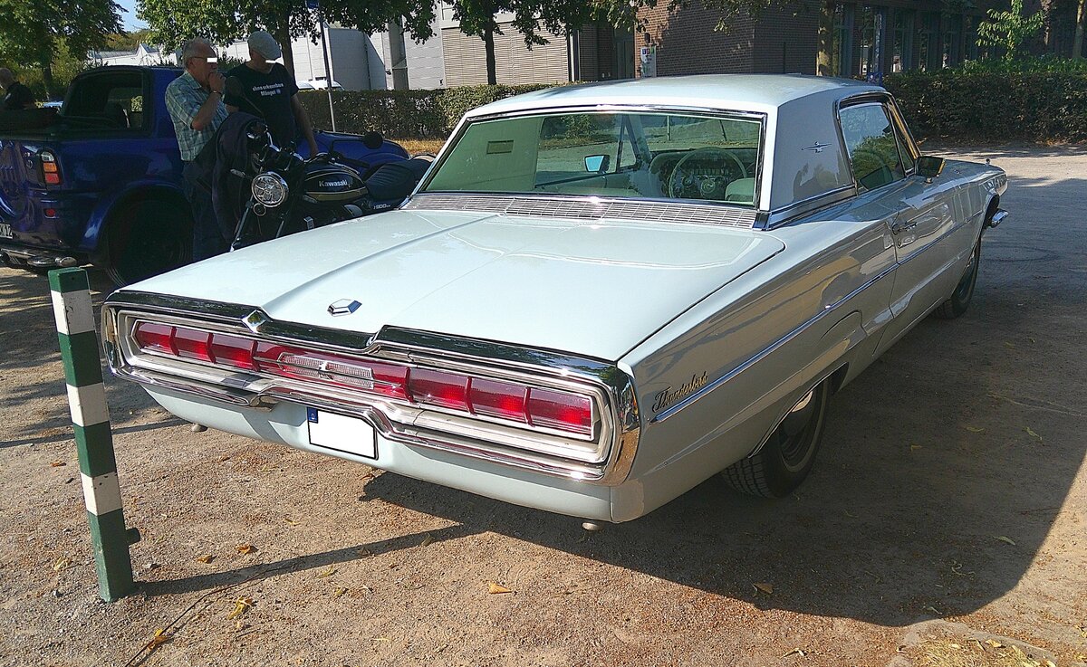 Heckansicht eines Ford Thunderbird Town Hardtop Coupe des Modelljahres 1966. Oldtimertreffen Nordstern Klassik in Gelsenkirchen am 16.08.2026.