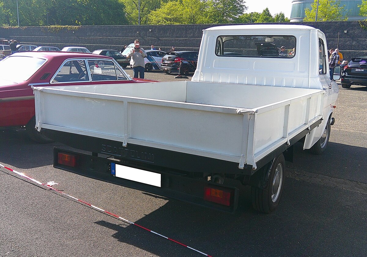Heckansicht eines Ford Transit FT  Schweineschnauze  Pritschenwagen. Ford-Treffen am 26.04.2026 an Mo´s Bikertreff in Krefeld.