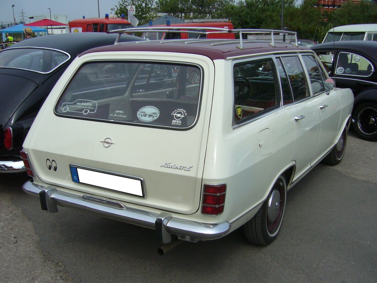 Heckansicht eines fünftürigen Opel Kadett B CarAvan aus dem Jahr 1970. Oldtimertreffen an der  Alten Dreherei  in Mülheim an der Ruhr am 18.06.2023.