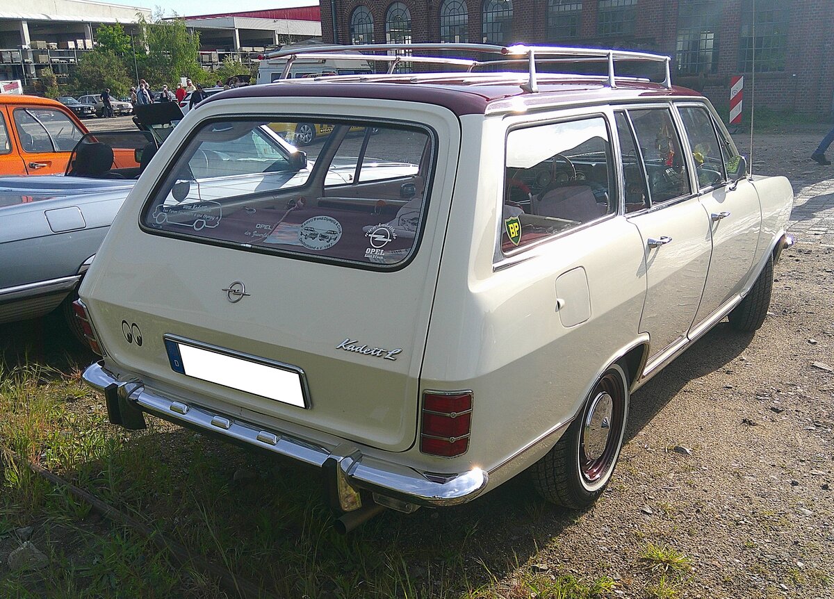Heckansicht eines f�nft�rigen Opel Kadett B CarAvan aus dem Jahr 1970. Sammelplatz zur Landpartie des AMC M�lheim/Ruhr am 03.05.2026.