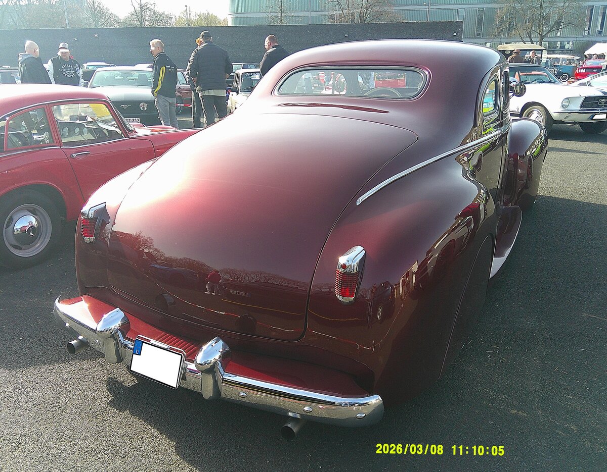 Heckansicht eines gechoppten Chrysler Series C25-Six Windsor Club Coupe aus dem Jahr 1940. Oldtimertreffen an Mo´s Bikertreff in Krefeld am 08.03.2026.