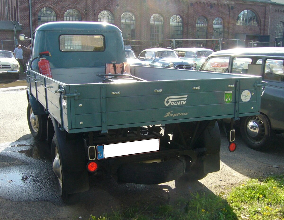 Heckansicht eines Goliath Expreß 1100 von 1957 als Hochpritschenwagen. 50. Jahrestreffen der Borgward I.G. e.V. an der  Alten Dreherei  in Mülheim an der Ruhr. 