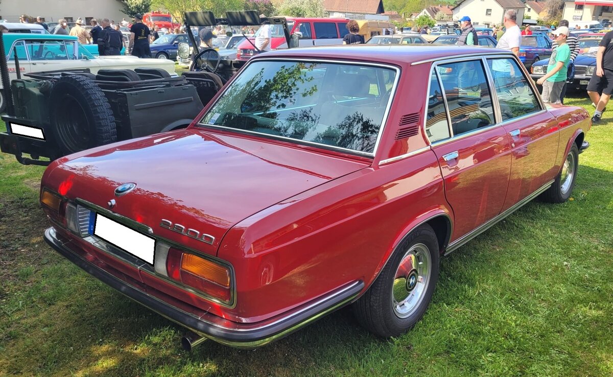 Heckansicht eines granadaroten BMW E3 2800. Oldtimertreffen Altenthann/Oberpfalz am 03.05.2026.