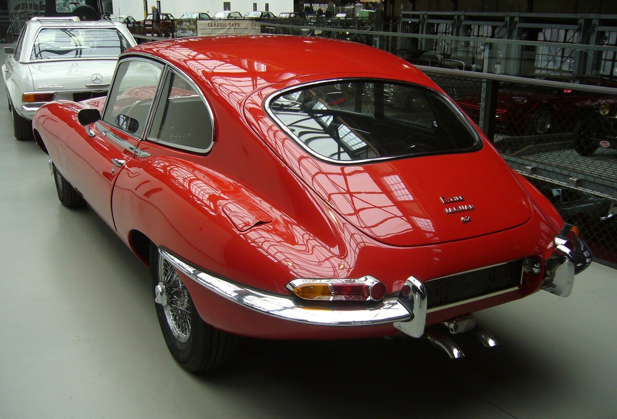 Heckansicht eines Jaguar E Type Series 2 Coupe im Farbton carmenred. Classic Remise Düsseldorf am 26.02.2024.