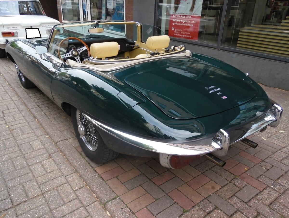 Heckansicht eines Jaguar E Type Series 2 Roadster aus dem Jahr 1969. 13. Saarner Oldtimer-Cup am 30.08.2026 in M�lheim an der Ruhr/Saarn.