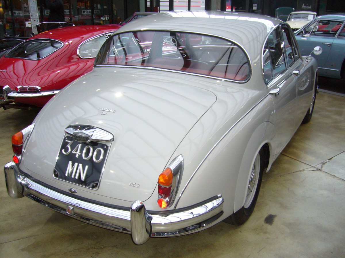 Heckansicht eines Jaguar MK II 3.4 Litre. 1959 - 1968. Classic Remise Düsseldorf am 29.12.2013.