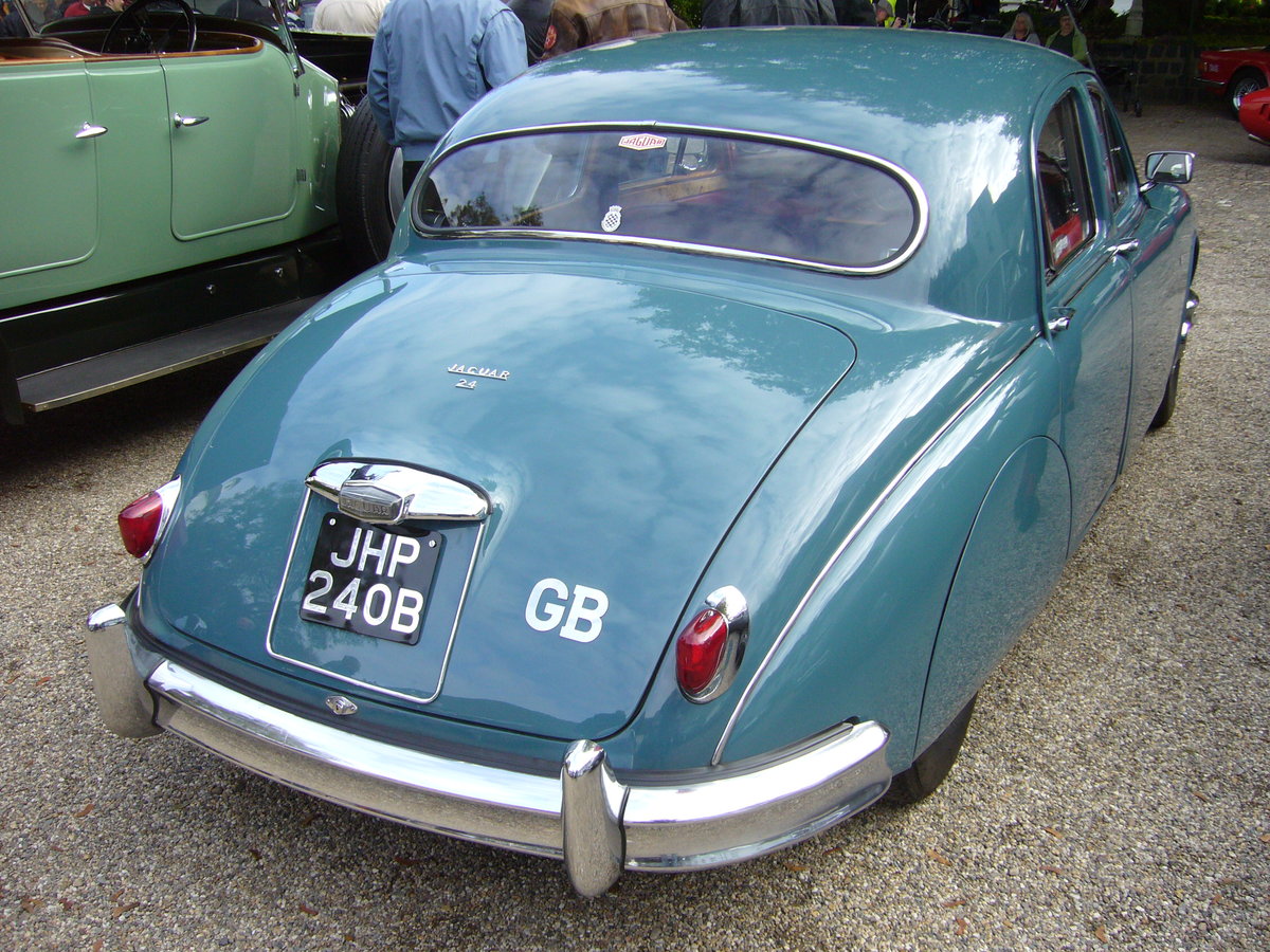 Heckansicht eines Jaguar MK1 2.4 Litre. 1954 - 1959. Oldtimertreffen Schloss Lauersfort in Moers am 03.10.2018.