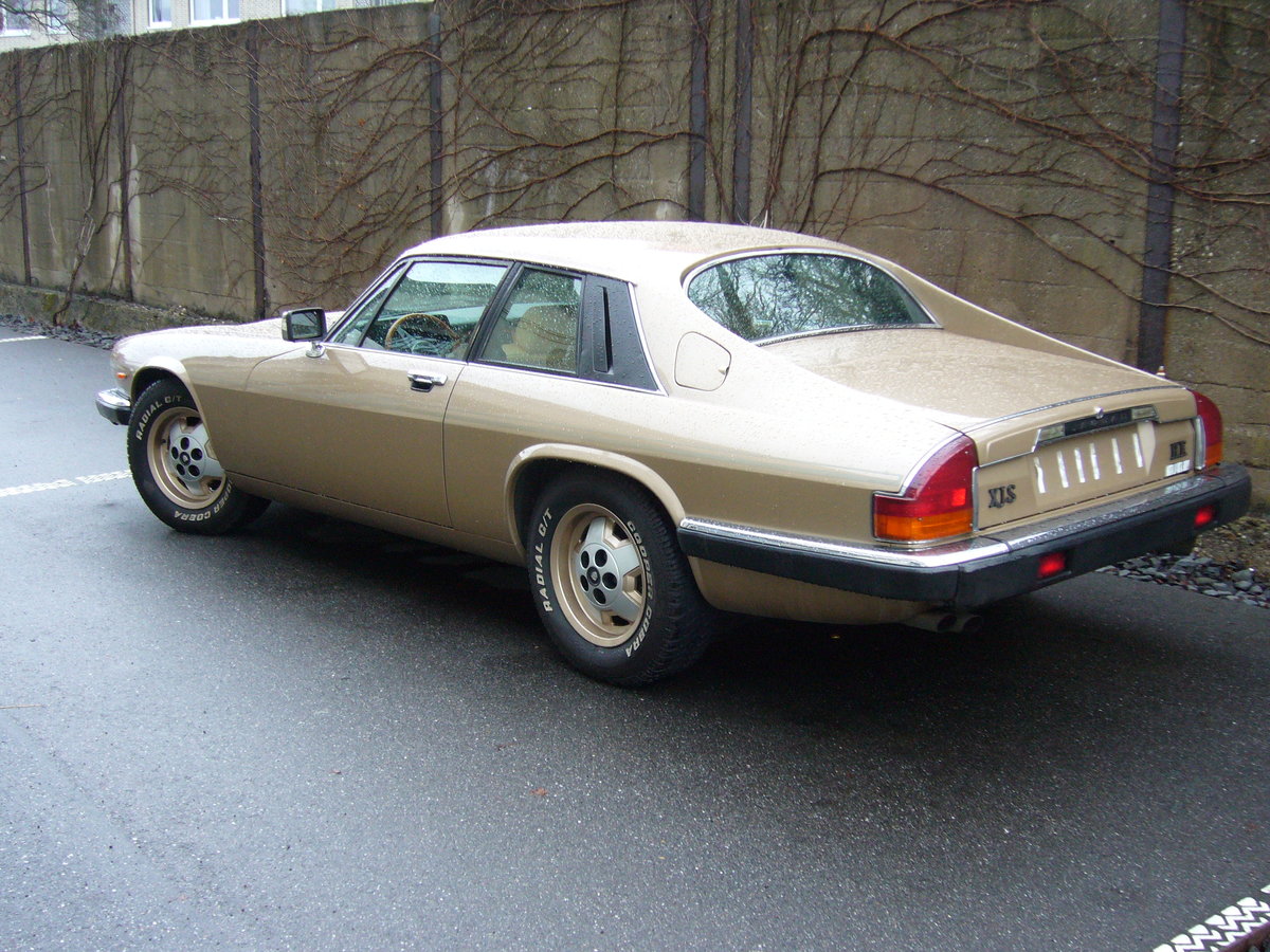 Heckansicht eines Jaguar XJS 5.3 Coupe. Besucherparkplatz der Düsseldorfer Classic Remise im Januar 2020.
