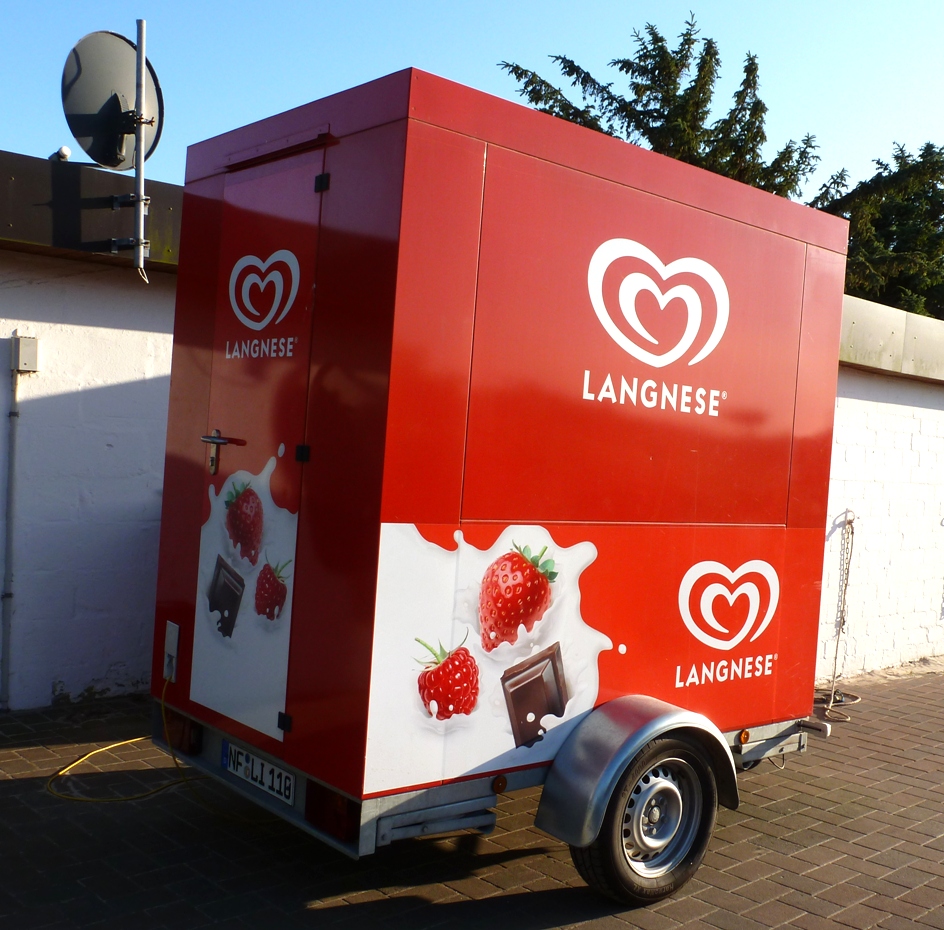 Heckansicht eines kleinen Verkaufsanhngers LANGNESE am Strandparkplatz auf Fhr 10,07,2013