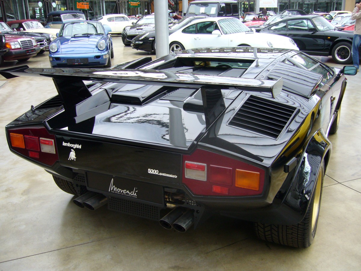 Heckansicht eines Lamborghini Countach LP 5000 S Qauttrovalvole. 1985 - 1990. Classic Remise Düseldorf am 31.05.2015. 