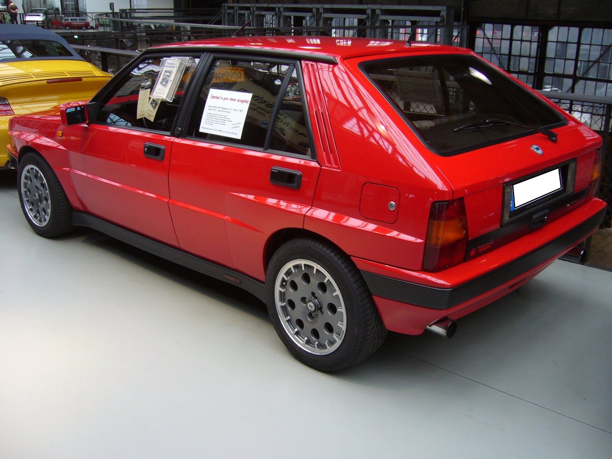 Heckansicht eines Lancia Delta HF Integrale 16V Turbo 4WD aus dem Jahr 1989. Classic Remise Düsseldorf am 02.02.2020.