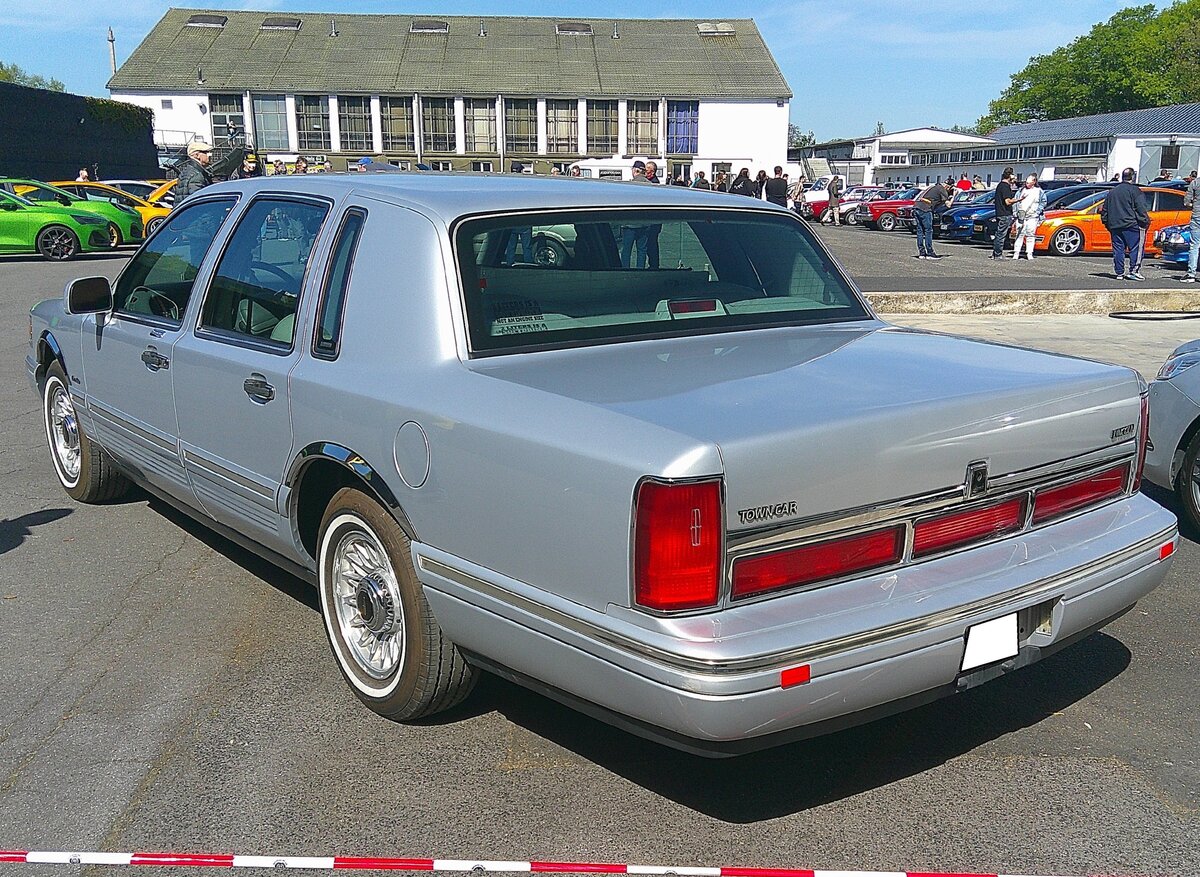Heckansicht eines Lincoln Town Car Executive aus dem Jahr 1997 im Farbton silver frost. Ford-Treffen am 26.04.2026 an Mo´s Bikertreff in Krefeld.